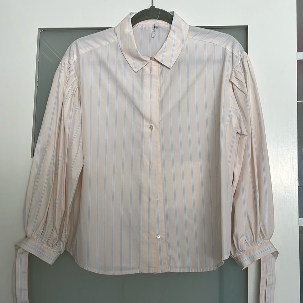 [Frame] Classic Women's Button-Down Shirt in Light Pink Stripe